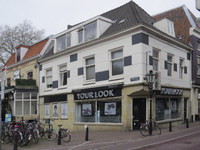 908762 Gezicht op het winkelhoekpand Tolsteegbarrière 1 te Utrecht met rechts de Twijnstraat.N.B. bouwjaar: 1450 (?)ca. ...
